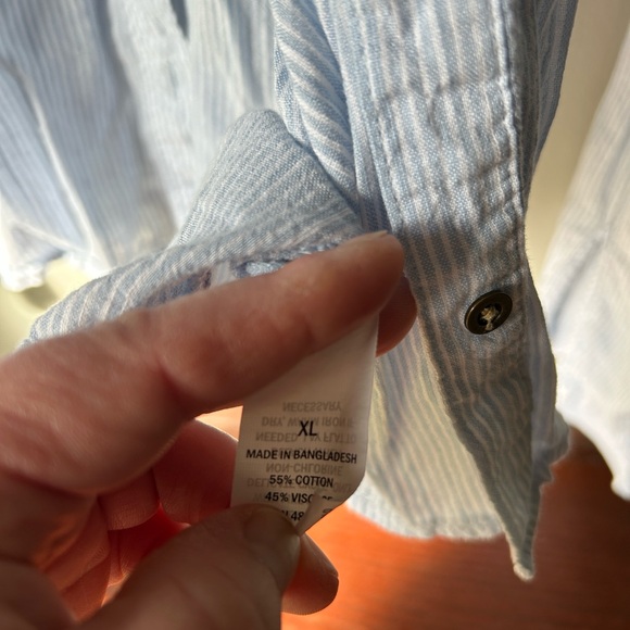 Spring/Summer light weight blouse - Picture 3 of 4